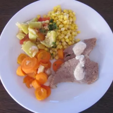 Kuvana junetina sa povrćem